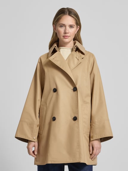 Frauenmodel trägt Regular Fit Trenchcoat mit Steppeinsatz Modell 'MANNA' von Weekend Max Mara, unifarben, doppelreihig, Baumwoll-Mix, Ganzkörperansicht von vorne.