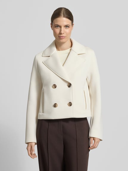 Modelka nosi Regular Fit Kurtkę z dodatkiem wiskozy od Christian Berg Woman Selection, elastyczna mieszanka materiałów, kołnierz z połami, listwa guzikowa 2-rzędowa, wpuszczane kieszenie, długość tyłu w rozmiarze 36: 54 cm, szerokość ramion w rozmiarze 36: 39 cm, szerokość klatki piersiowej w rozmiarze 36: 51 cm, długość rękawów w rozmiarze 36: 64 cm, kremowy kolor, gładka tekstura, widok całej sylwetki z przodu