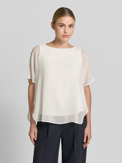 Frauenmodel trägt Loose Fit Top aus Viskose-Mix von s.Oliver BLACK LABEL in Optik: Unifarben mit Effektgarn, Chiffon, U-Boot-Ausschnitt, Kurzarm; Ganzkörperansicht von vorne.