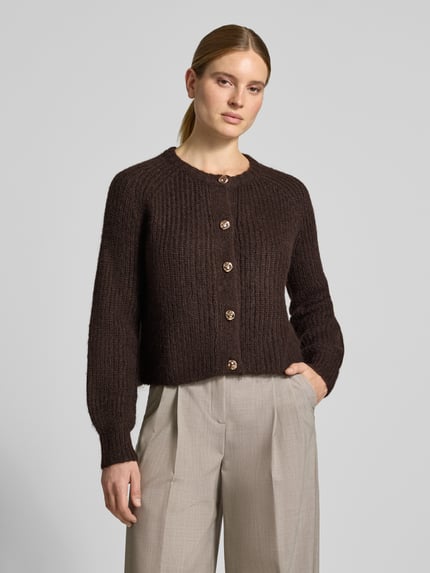Frauenmodel trägt Regular Fit Cardigan in strick-Optik von Christian Berg Woman Selection, braun, Rundhalsausschnitt, Nahaufnahme Oberkörper.