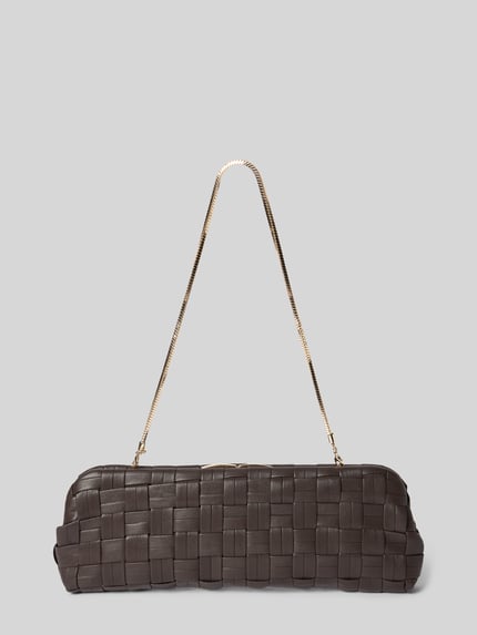 Produktfoto, Clutch mit echtem Kupfer Modell 'Selva' von Mango mit Strukturmuster, abnehmbarem Schulterriemen, Schnallenverschluss, braune Farbe.