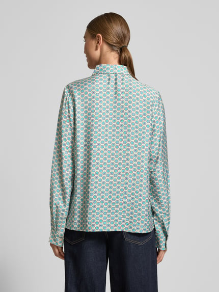 Vrouwenmodel draagt Regular Fit Blouse uit Viscosemix in all-over look van Jake*s Casual met overhemdkraag en knoopsluiting, ruglengte maat 36: 63 cm, mouwlengte maat 36: 65 cm, lichtblauw met wit patroon, gladde textuur, Ganzkörperansicht Rückansicht.