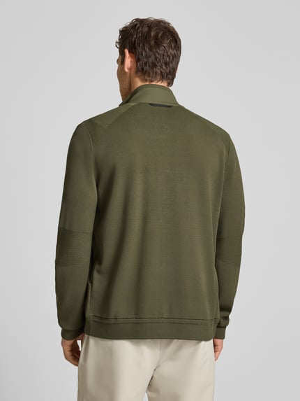 Męski model nosi Regular Fit Blouson aus Modal-Mix mit Seiden-Anteil Modell 'SPIRIT70' od BOSS Green X PORSCHE, kolor jednolity, długi rękaw, ściągacze, perspektywa: całe ciało tyłem.