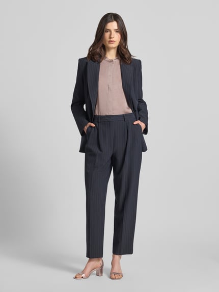 Vrouwenmodel draagt Relaxed Fit Blouse met opstaande kraag van Calvin Klein Womenswear, satijn, met lange mouwen, ruglengte maat S 65 cm, mouwlengte 57 cm, voorkant volledige lichaamsweergave.