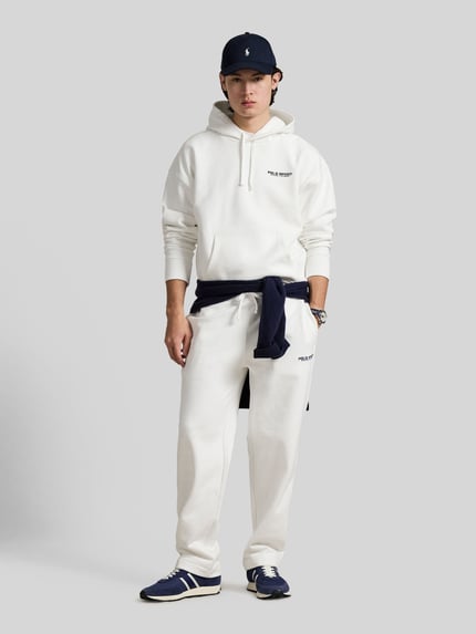 Männermodel trägt Comfort Fit Jogpants aus Baumwoll-Mix von Polo Ralph Lauren in Unifarbe mit Label Stitching und Tunnelzug, Ganzkörperansicht von vorne.