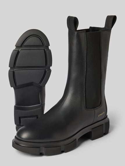Produktfoto, Lederstiefel mit Label-Detail von Copenhagen aus schwarzem Echtleder, strukturierte Sohle, abgerundete Passform, Größe 39.