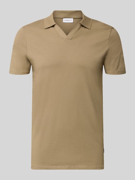 Produktfoto, Slim Fit Poloshirt mit V-Ausschnitt von Lindbergh aus beigefarbenem Baumwoll-Elasthan-Mix mit Polokragen, glatte Textur.