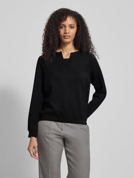 Frauenmodel trägt Regular Fit Sweatshirt mit Viskose-Anteil von Tom Tailor, Optik: Unifarben, Label-Stitching-Applikation, Strasssteine, V-Ausschnitt, Langarm, elastischer Ärmelabschluss und Rumpfabschluss, Materialverarbeitung: Sweat, Ganzkörperansicht von vorne.