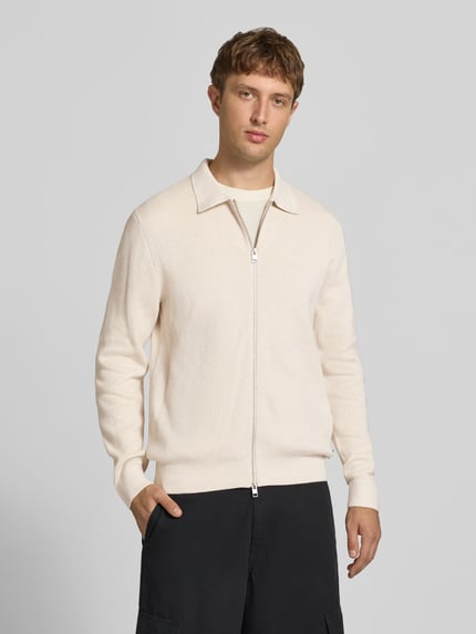 Männermodel trägt Cardigan mit Zweiwege-Reißverschluss Modell 'MILANO' von JACK & JONES Premium aus reiner Baumwolle in Beige, Regular Fit, Umlegekragen, glatte Textur, Ganzkörperansicht von vorne.