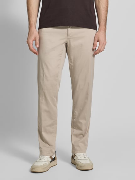 Männermodel trägt Regular Fit Hose mit Gesäßtaschen Modell 'Evans' von Brax in Beige, Baumwoll-Mix mit Stretch, Nahaufnahme Unterkörper, Vorderansicht.