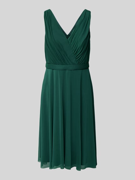 Produktfoto, Cocktailkleid mit V-Ausschnitt von TROYDEN COLLECTION in Dunkelgrün, taillierter Schnitt, Raffungen, Nahtreißverschluss, blickdichtes Unterkleid, Taillengürtel, fließende Textur