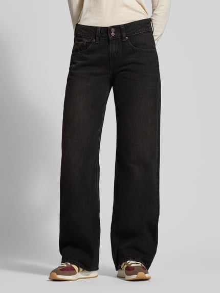Frauenmodel trägt Superlow Loose Fit Jeans mit Eingrifftaschen von Levi's®, schwarze Baumwolle, lockerer Schnitt, Nahaufnahme Oberkörper.