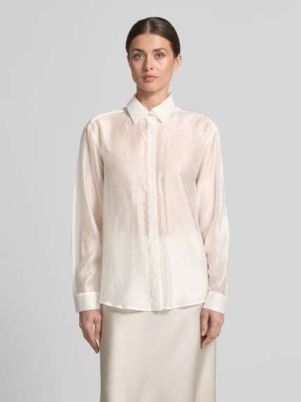 Frauenmodel trägt Regular Fit Bluse aus Lyocell-Mix in semitransparentem Design von Jake*s Cocktail in Beige mit Hemdblusenkragen, verdeckte Knopfleiste, Ganzkörperansicht von vorne.