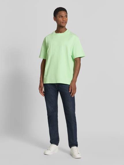 Männermodel trägt Oversized T-Shirt mit Rundhalsausschnitt von Lindbergh aus Reine Baumwolle, Rückenlänge 69 cm bei Größe M, Ganzkörperansicht von vorne.