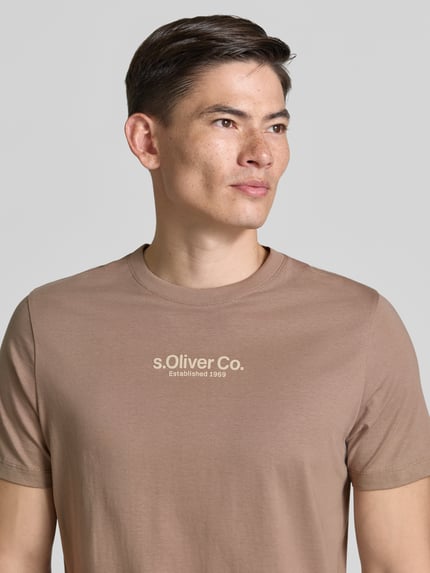 Männermodel trägt Regular Fit T-shirt aus puur katoen van s.Oliver RED LABEL, look: effen, labelprint, ronde hals, korte mouw, nahaufnahme bovenlichaam.