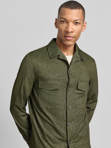Männermodel trägt Slim Fit Hemdjacke mit borstzakken model 'Constantin' van CG - Club of Gents, materiaalmix met viscose, reverskraag, groene tinten, ruglengte bij maat 50 is 75 cm, nahaufnahme bovenlichaam