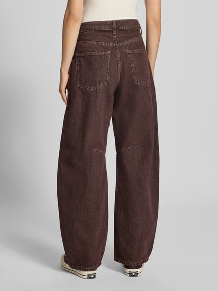 Frauenmodel trägt Barrel Fit Jeans im 5-Pocket-Design von Topshop, reine Baumwolle, brauner Denim, Ganzkörperansicht Rückansicht.