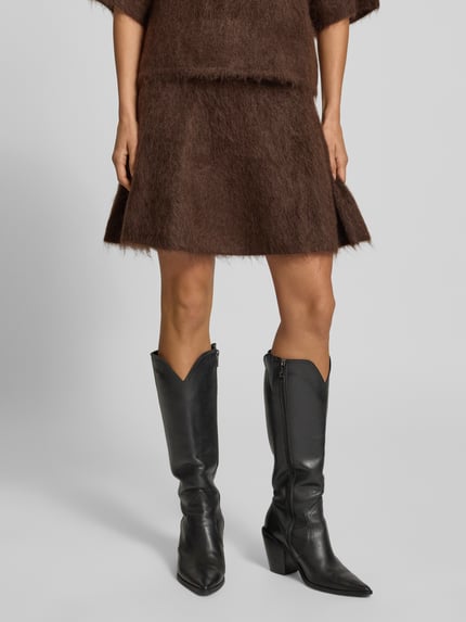 Frauenmodel trägt braunen Strickrock mit elastischem Bund Modell 'TILDE' von YAS, A-Linie, Mohair-Mix, Minirock, Ganzkörperansicht von vorne.