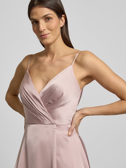 Vrouwenmodel draagt Regular Fit Abendkleid in Wickel-Optik van Luxuar, satijn, spaghetti-bandjes, rits, lichtroze, close-up bovenlichaam.