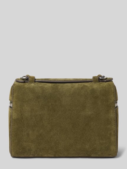 Produktfoto, Crossbody Bag mit Label-Print von Tory Burch in olivgrünem Velours, rechteckige Form, feine Oberflächenstruktur, Damenhandtasche, Hauptfach mit Zweiwege-Reißverschluss, abnehmbarer Schulterriemen, kurzer Tragehenkel, Innensteckfach, Breite 18 cm, Länge 12 cm, Tiefe 6 cm