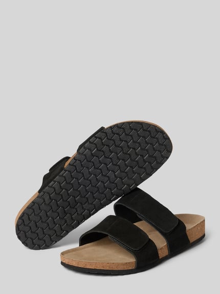 Produktfoto, Sandalette aus Kalbsleder Modell 'MALTA' von Jack & Jones, czarne paski z rzepem, zakładana przez głowę, wysokość obcasa 3 cm, rozmiar 44, tekstura z wyraźnie widoczną podeszwą, skóra cielęca