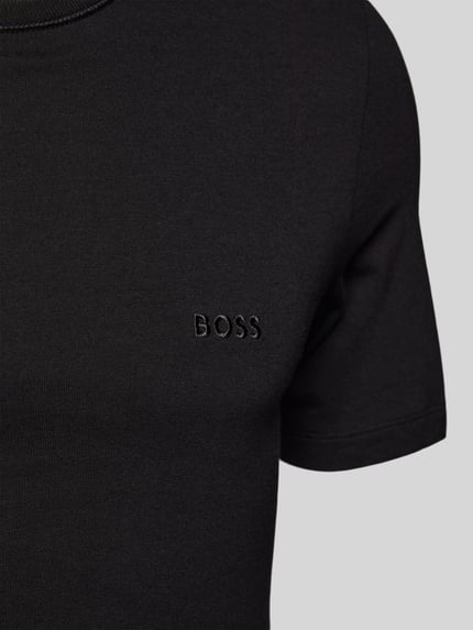 Männermodel trägt Regular Fit T-Shirt aus reiner Baumwolle im 3er-Pack Modell 'CLASSIC' von BOSS, Optik: Unifarben, Label-Schriftzug, Jersey, Nahaufnahme Oberkörper
