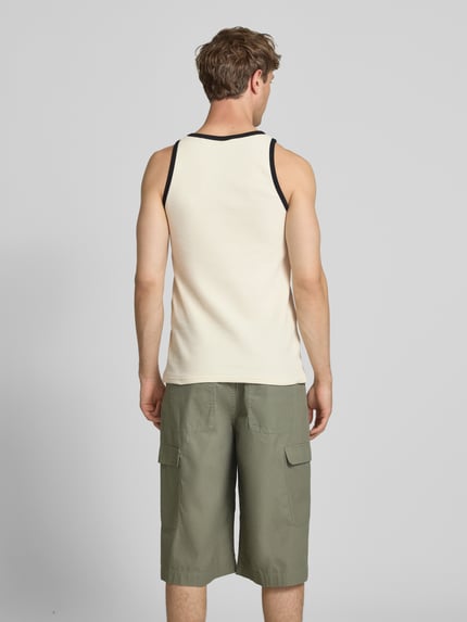 Mannelijk model draagt Slim Fit Top mit Rundhalsausschnitt van KARL KANI in crème met zwart, katoen, structuur, rugaanzicht, ruglengte maat M 69 cm