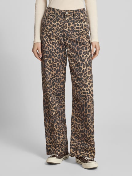 Vrouwenmodel draagt Wide Leg Broek met luipaardmotief model 'SARAH TOKYO' van JJXX, mix van katoen en elastaan, detailopname onderlichaam.