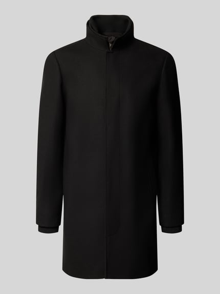 Produktfoto, czarny płaszcz z mieszanki materiałów z dodatkiem wełny, stójka, zamek błyskawiczny, Model 'MELTON' od JACK & JONES premium, krój regular fit, Długość tyłu w rozmiarze M: 92 cm, szerokość ramion w rozmiarze M: 47 cm, szerokość klatki piersiowej w rozmiarze M: 56 cm, długość rękawów w rozmiarze M: 66 cm