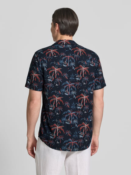 Männermodel trägt Regular Fit Freizeithemd aus Viskose-Leinen-Mix von Tom Tailor, Optik:Allover-Muster, Ganzkörperansicht Rückansicht.