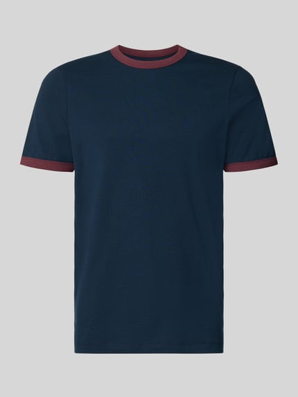 Produktfoto, Regular Fit T-Shirt aus reiner Baumwolle von MCNEAL in Dunkelblau mit kontrastivem Rundhalsausschnitt und Ärmelumschlägen.