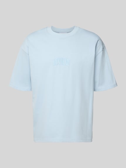 Produktfoto, T-Shirt mit Label-Stitching und Rundhalsausschnitt od REVIEW, bawełna, krój relaxed fit, jasnoniebieski, tekstura gładka