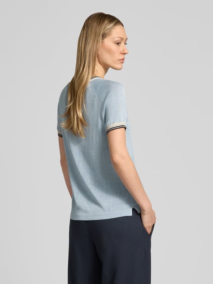 Frauenmodel trägt Regular Fit T-Shirt aus Viskose-Mix in Strick-Optik von Jake*s Collection in Hellblau mit Rundhalsausschnitt, Rasterstruktur, elastische Abschlüsse; Ganzkörperansicht Rückansicht.