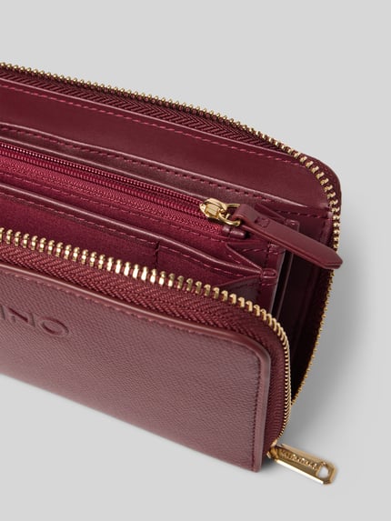 Produktfoto, Portemonnaie mit umlaufendem Reißverschluss von Valentino Bags in Bordeaux, unifarbene Optik, Logo-Prägung, goldene Reißverschlüsse, rechteckige Form, Fächer für Münzen, Karten und Hauptfach, strukturierte Leder-Textur.