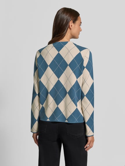 Männermodel trägt Strickpullover aus Viskose-Mix im Allover-Look von COMMA, kolor niebieski i kremowy, wzór rombów, krój regular fit, stójka, długość tyłu w rozmiarze 36: 53 cm, długość rękawów w rozmiarze 36: 58 cm, mieszanka wiskozy, wzór na całej powierzchni, widok całej sylwetki z tyłu.