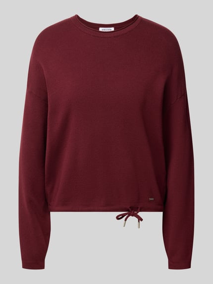 Produktfoto, Strickpullover aus Viskose-Mix mit Rundhalsausschnitt von MORE & MORE in Dunkelrot, Regular Fit, Label-Detail, Tunnelzug, glatte Textur