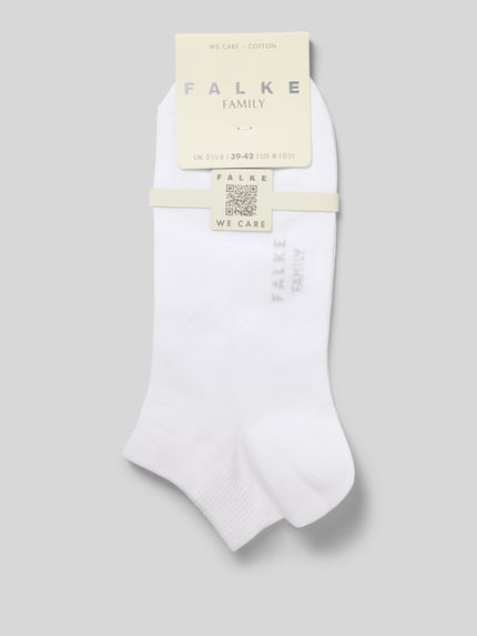 Produktfoto, Sneakersocken mit Label-Detail von Falke in Weiß, Baumwoll-Mix mit Stretch-Anteil, eng anliegende Passform, gerippte Bündchen.