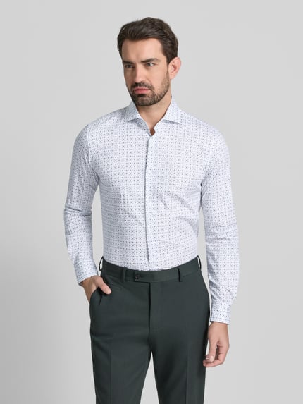 Männermodel draagt Slim Fit Business-Hemd met knoopsluiting model 'Pares' van JOOP! Collection, wit met fijne print, haai kraag, katoen-elastan mix, lange mouwen, slanke pasvorm. Ganzkörperaanzicht van voren.