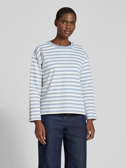 Vrouwenmodel draagt Regular Fit Sweatshirt met abgeronde zoom van TOM TAILOR DENIM, gestreept patroon, ronde hals, lange mouw, vooraanzicht van het hele lichaam.