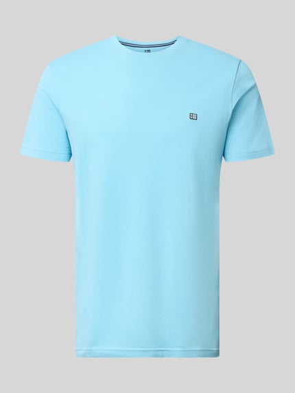 Produktfoto, jasnoniebieski T-Shirt aus Baumwolle mit Rundhalsausschnitt von Christian Berg Men, czysta bawełna, krój regular fit, detal z logo, okrągły dekolt, długość tyłu w rozmiarze M 71 cm