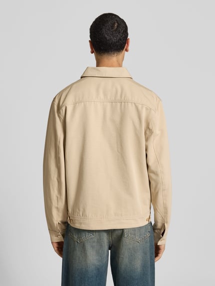 Männermodel trägt Regular Fit Blouson aus reiner Baumwolle von Kenzo in Beige, klare Nähte, Rückenansicht, Nahaufnahme Oberkörper, Kontext: durchgehender Reißverschluss, Reißverschlusstaschen, Label-Stitching, Größe M Rückenlänge 66 cm, Schulterbreite 50 cm, Ärmellänge 66 cm.