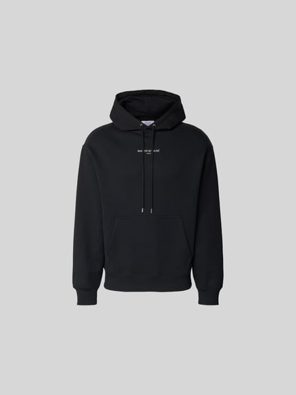 Produktfoto, Hoodie mit Label-Stitching von MAISON KITSUNÉ, czarny kolor, luźny krój, kaptur ze sznurkiem, kieszeń kangurka, elastyczne wykończenia, długość pleców w rozmiarze M: 65 cm
