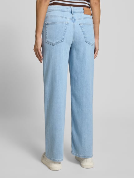 Frauenmodel trägt Wide Leg Hose aus Baumwoll-Mix Modell 'TOLVA LONG' von Marc O'Polo in Hellblau mit 5-Pocket-Design, Ganzkörperansicht Rückansicht.