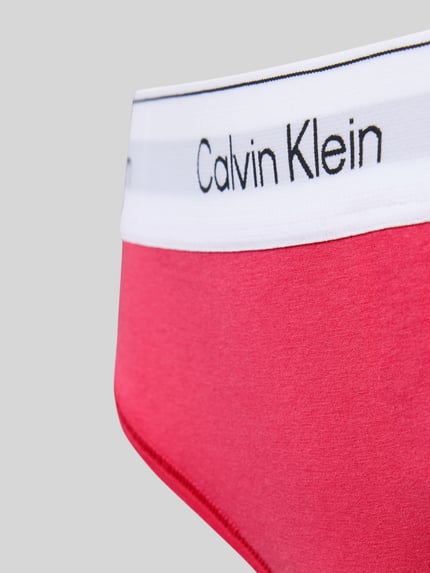 Vrouwenmodel draagt String met elastisch logo-band van Calvin Klein, katoenmix met stretch, nauwsluitend, detailopname heup.