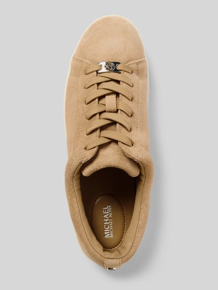 Produktfoto, Sneaker met vetersluiting van MICHAEL Michael Kors, damesmodel van echt leer in beige, afgeronde punt, labeldetail, gestructureerde zool, hakhoogte 4 cm, schachthoogte 6 cm, schachtbreedte 7 cm.