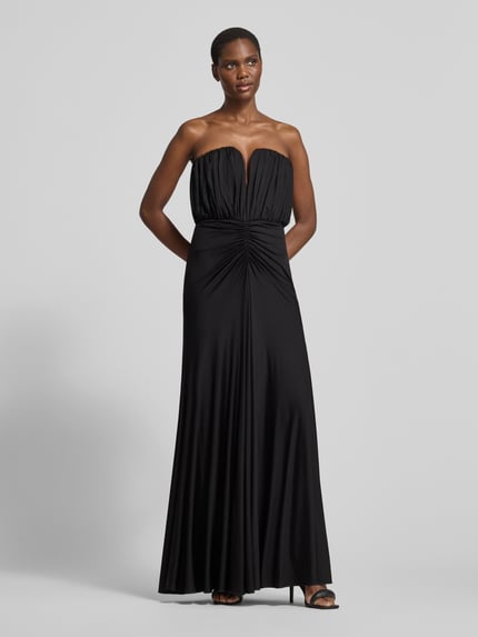 Frauenmodel trägt Abendkleid mit geraffter Frontpartie von Self-Portrait in Schwarz, Maxi mit herzförmigem Ausschnitt, Jersey, Ganzkörperansicht von vorne.