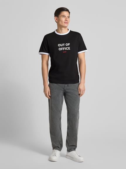 Männermodel trägt Regular Fit T-Shirt aus reiner Baumwolle Modell 'DOFFICE' von HUGO, Optik: Unifarben, Ganzkörperansicht von vorne.