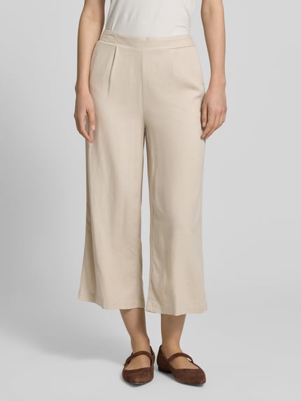 Vrouwenmodel draagt Regular Fit Culotte uit viscose-linnenmix model 'MYMILO' van Vero Moda, effen, elastische tailleband, zijzakken, vezelachtige textuur, flammégaren, close-up vooraanzicht.