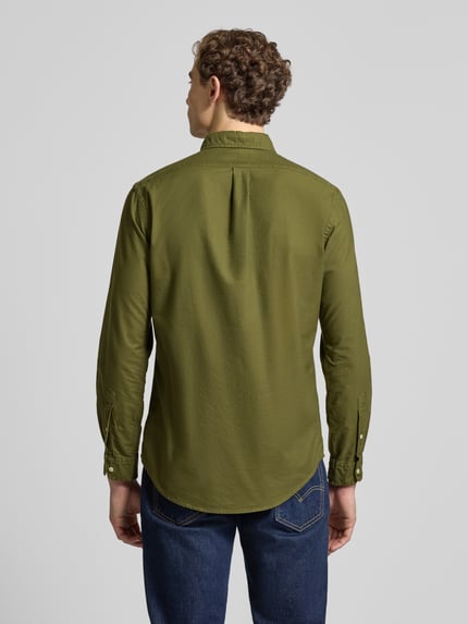 Männermodel trägt Freizeithemd mit Knopfleiste von Polo Ralph Lauren in Olivgrün, reine Baumwolle, Regular Fit, Ganzkörperansicht Rückansicht.