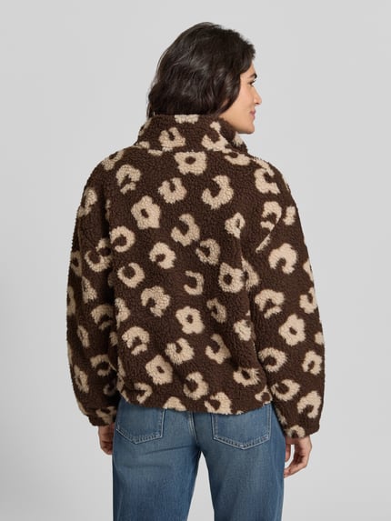 Vrouwenmodel draagt jack met opstaande kraag Model 'Lo44ra' van ZABAIONE, bruin met beige pantermotief, structuur gemêleerd, loose fit, steekzakken, elastische boorden, ritssluiting, ruglengte maat S: 55 cm, mouwlengte maat S: 59 cm, Ganzkörperansicht Rückansicht.